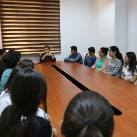 Studenten der Universität für Fremdsprachen im Übersetzungszentrum